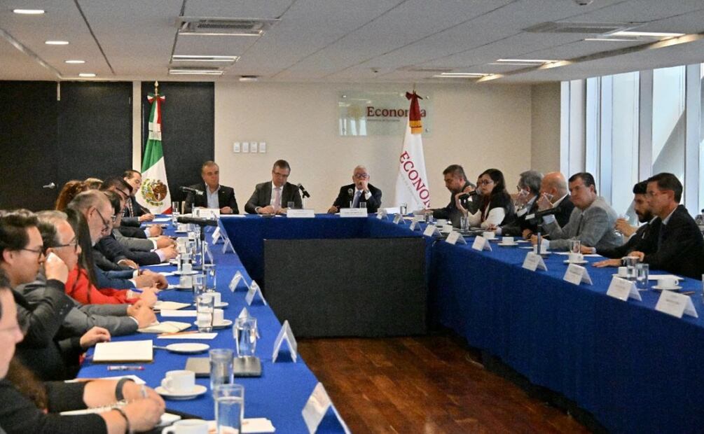 La Secretaría de Economía, con el respaldo del CCE, realizó consultas a 30 sectores productivos de cara a la próxima revisión del T-MEC. Foto: X @SE_mx