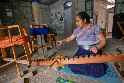 Como cooperativa, mujeres en Chiapas tejen el futuro de sus hijos