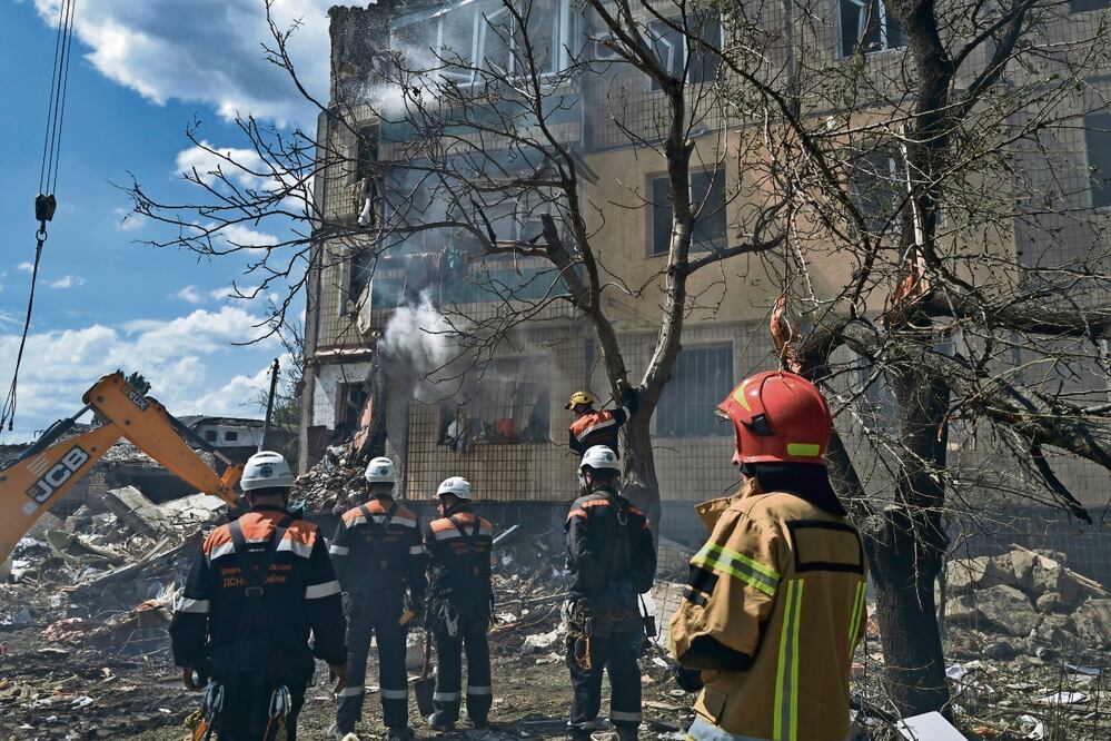 Servicios de emergencia trabajaban después de que un misil impactó ayer en un edificio de apartamentos en Kryvyi Rih, Ucrania. Foto: Libkos | AP