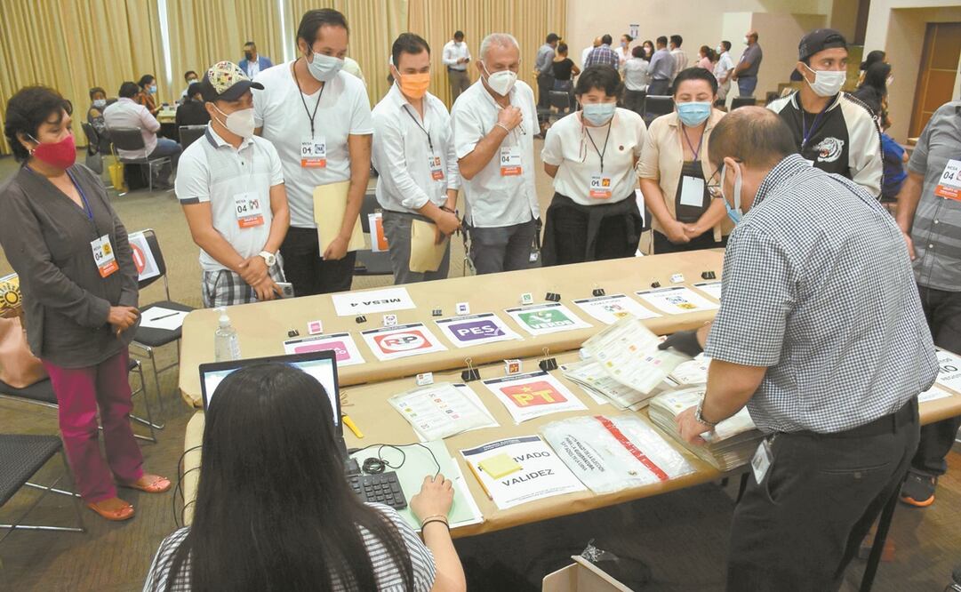 En presencia de magistrados del TEPJF, se abrieron las bodegas donde se resguardaban las boletas. Foto: Michel Balam/ Cuartoscuro.