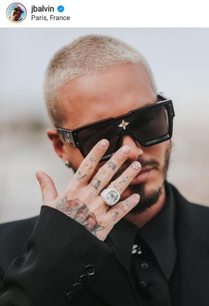 J Balvin viste falda en desfile Louis Vuitton y se ve increíble