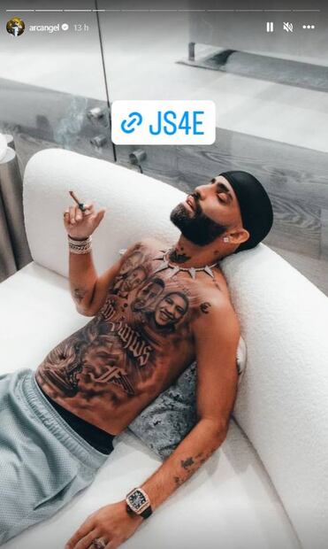 Arcangel se somete a horas de anestesia para lograr tatuaje en honor a su hermano muerto
