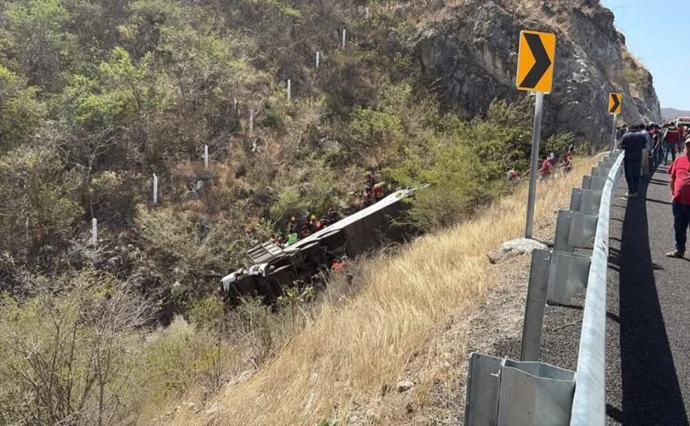Mueren 11 personas y 30 resultan lesionadas tras volcadura de autobús en Oaxaca; menores de edad entre las víctimas. Foto: Especial