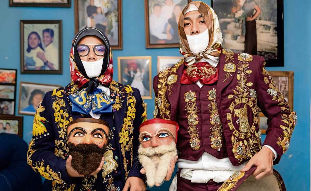 José Santiago, de 13 años, y su hermano Christopher, de 21, llevan tres años participando en el carnaval. Foto: Hugo Salvador / EL UNIVERSAL