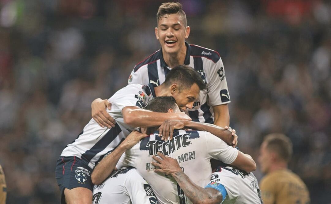 Con un efusivo abrazo regio, congratularon a Dorlan por sus goles. (JULIO CÉSAR AGUILAR. AFP)