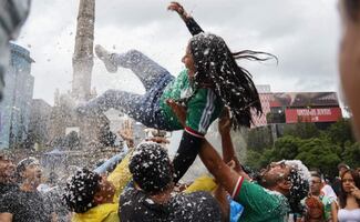 La fiesta juega tiempo extra; el Ángel reúne el último festejo mundialista