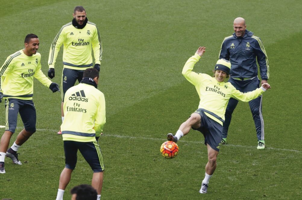 Luka Modric domina el balón, mientras ‘Zizou’ observa divertido (JUAN C. HIDALGO.EFE)