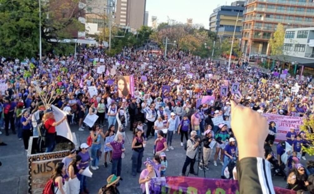 8M: Iluminan de morado el país por el Día Internacional de la Mujer