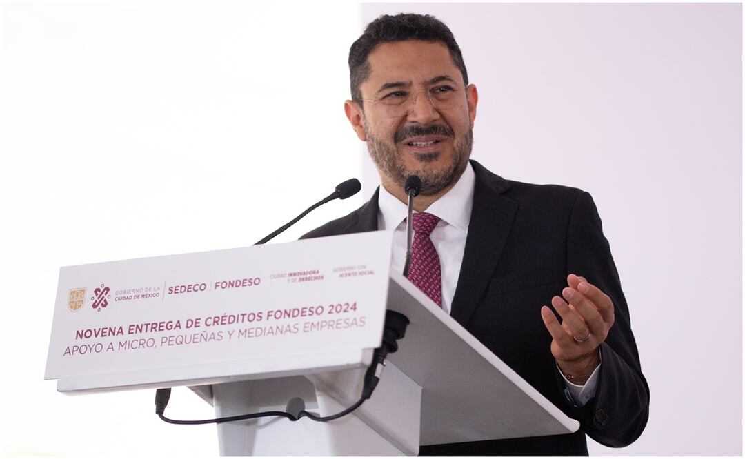 Martí Batres durante la novena entrega de créditos del Fondo Para el Desarrollo Social (Fondeso) en la alcaldía de Xochimilco. Foto: Especial