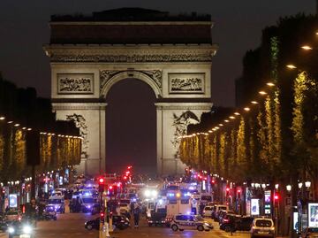 Fuerza antiterrorista de París investiga tiroteo en Campos Elíseos