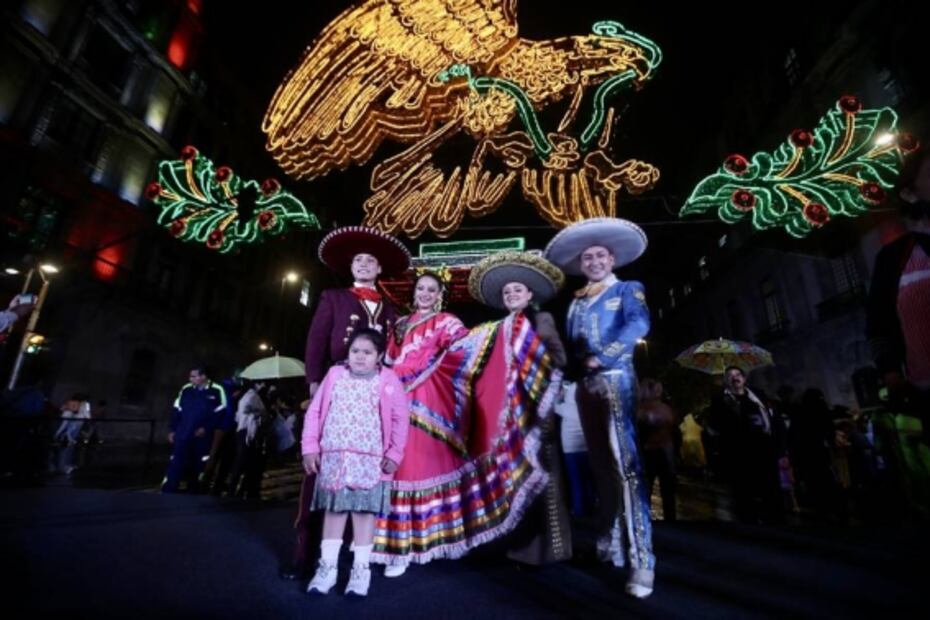 Inauguran el alumbrado del Zócalo de CDMX para celebrar la Independencia de México
