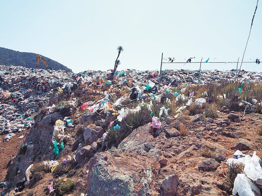Estadísticas oficiales indican que 14% de la basura que se genera en Hidalgo son bolsas de plástico que entregan tiendas y supermercados. ADRIANA HERRERÍA. EL UNIVERSAL