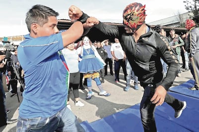 Luchadores hacen sudar la gota gorda a policías