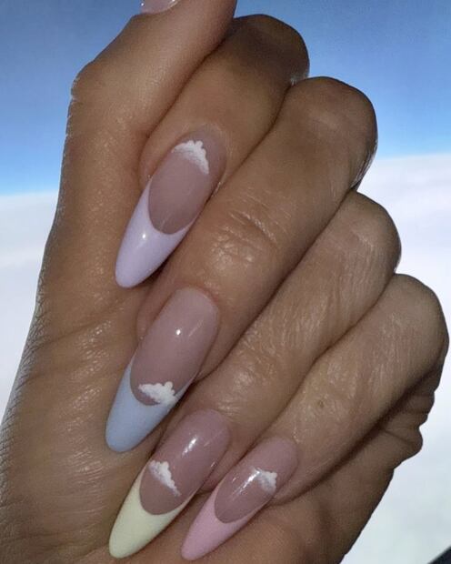 La manicura francesa de Khloe Kardashian. Foto: Especial. Instagram @khloekardashian