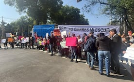 Padres de familia protestan en Calzada de Tlalpan por cierre de escuela; acusan que la SEP pretende cerrarla unilateralmente