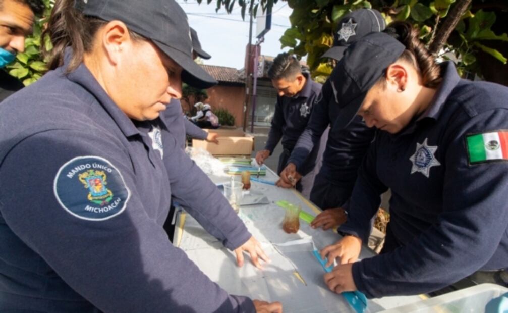 Ciudadanos fabrican y donan caretas contra Covid-19 en Michoacán