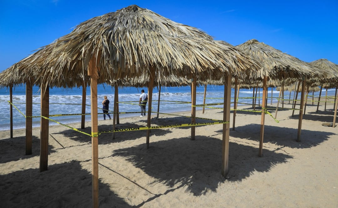 Las playas de Acapulco están abriendo a las siete de la mañana y cerrando a las siete de la noche. Foto: David Guzmán. EFE