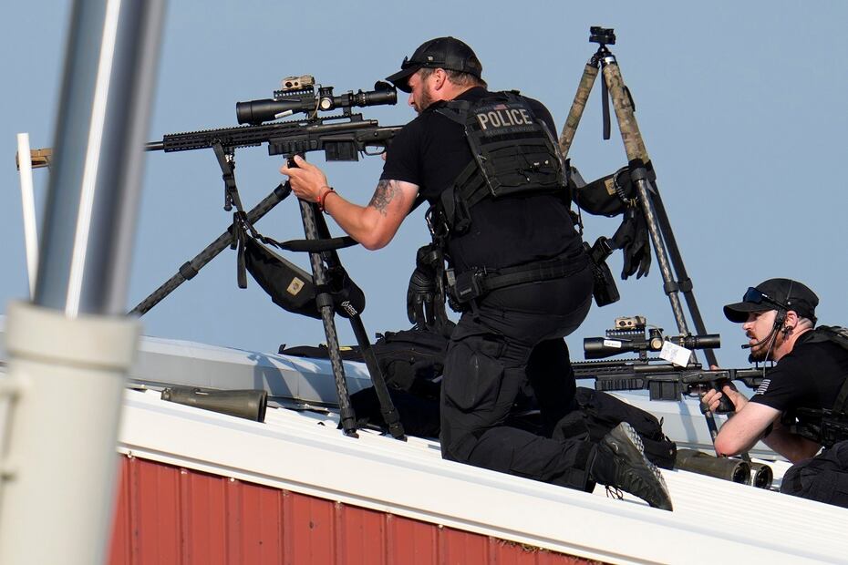 Los francotiradores apostados cerca de Trump en el evento en Butler, Pennsylvania. Uno de ellos abatió a Thomas Matthew Crooks, tras dispararle al exmandatario. FOTO: GENE J. PUSKAR. AP