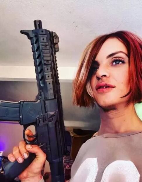 Camilo Blanes preocupa tras aparecer con un arma.