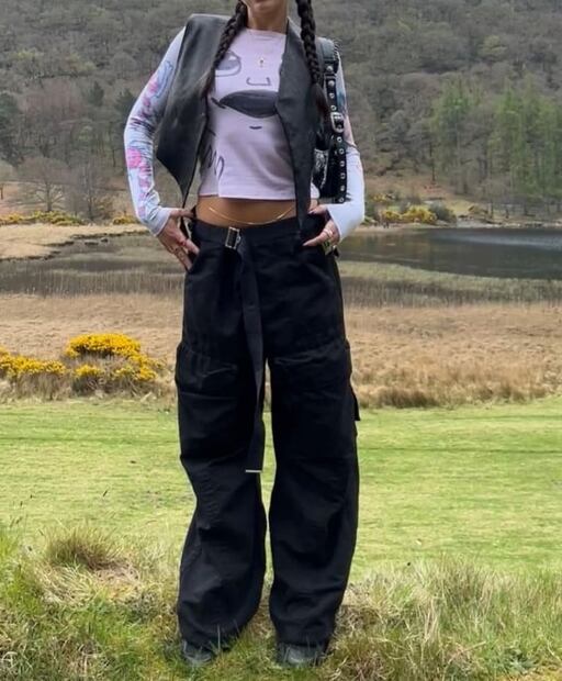 Dua Lipa y su look atrevido con jeans a la cadera y tanga visible