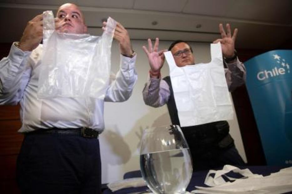 Chilenos fabrican bolsas de plástico que se disuelven en agua y no contaminan