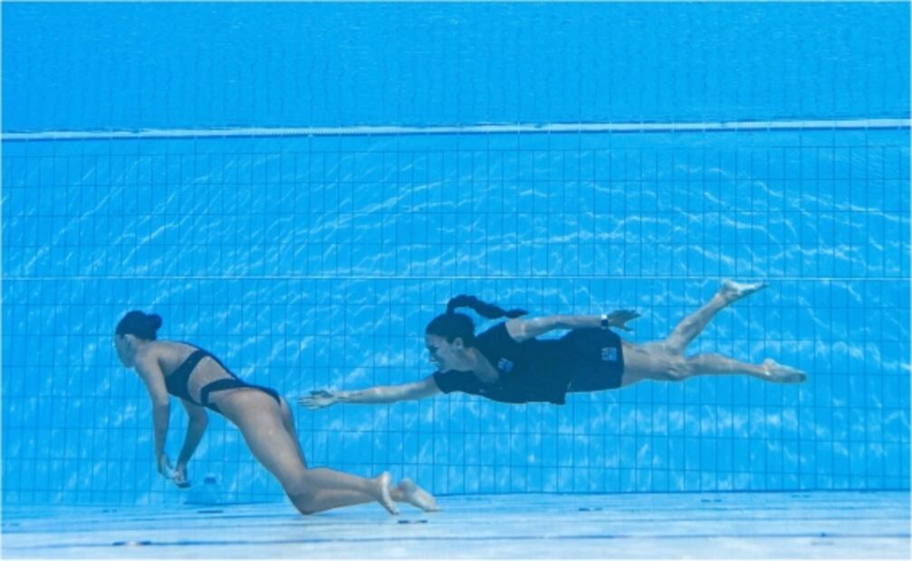 Nadadora mexicana se desmaya en plena competencia; su entrenadora la rescata