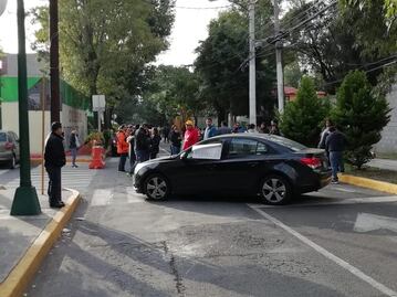 Padres aguardan afuera del Rébsamen para evitar demolición