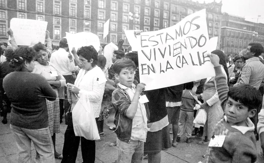 Manifestación de la Unión de Vecinos y Damnificados 19 de Septiembre en el Zócalo, octubre 1985, exigiendo la expropiación de condominios desocupados para dar vivienda a las víctimas de los terremotos. Foto: Archivo EL UNIVERSAL.