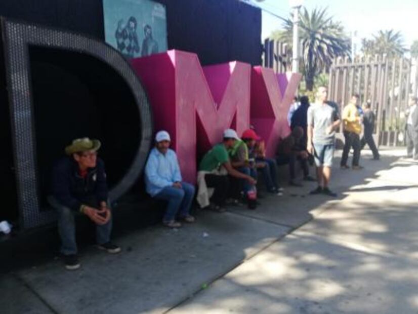 Caravana de migrantes espera por segundo día en la Magdalena Mixhuca