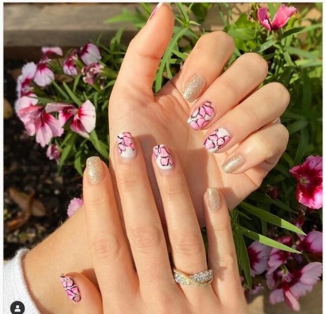 Reinventa tu manicura con las flores más hermosas del verano