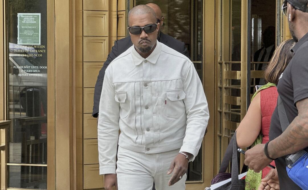 Kanye West saliendo del tribunal federal de Nueva York. Foto: AP.
