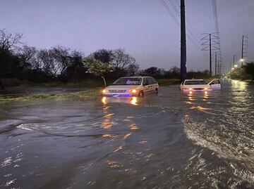 Tormenta eléctrica y lluvia fuerte deja afectaciones en Nuevo León