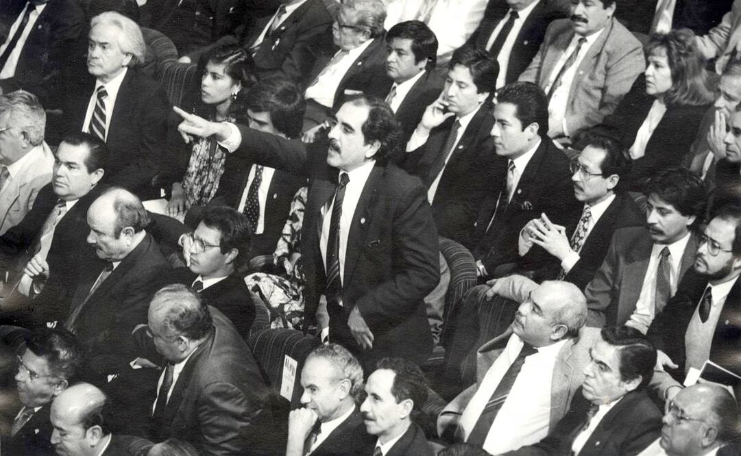 Pablo Gómez (centro), del PRD, interpeló al primer mandatario en una sesión de noviembre de 1990. Foto: Archivo / EL UNVERSAL