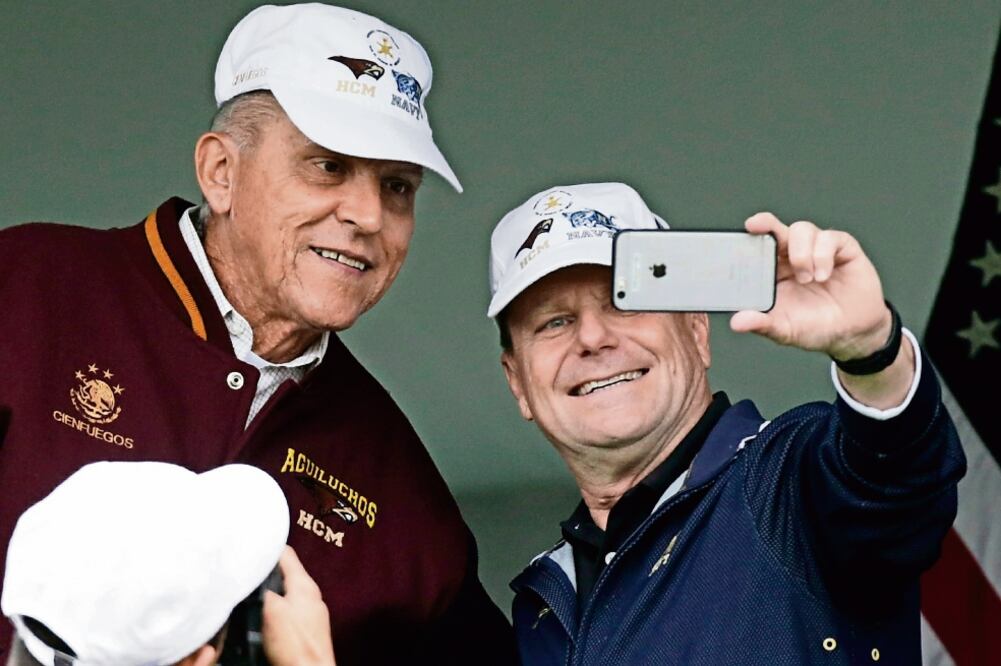 Ante el buen ánimo de convivencia, el secretario de la Defensa Nacional, el general Salvador Cienfuegos Zepeda (izquierda), y el almirante William Evans Gortney (derecha) se tomaron una selfie durante el encuentro (LUIS CORTÉS. EL UNIVERSAL)