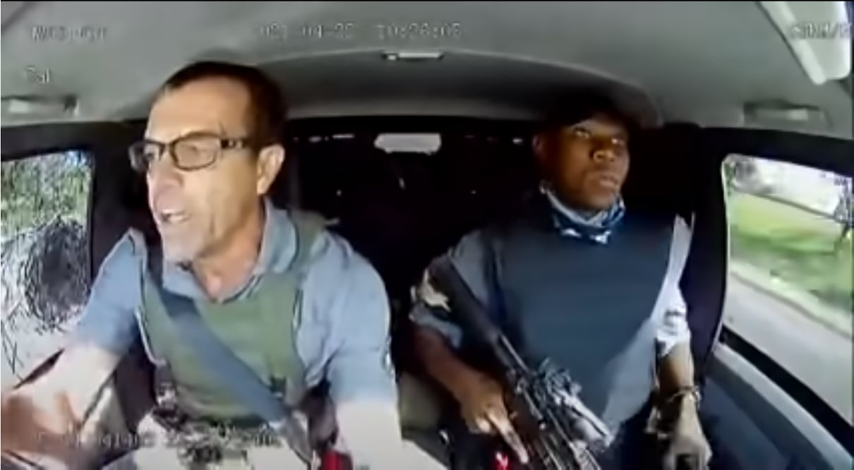 En video: Conductor frustra asalto a camioneta de valores con grandes habilidades al volante