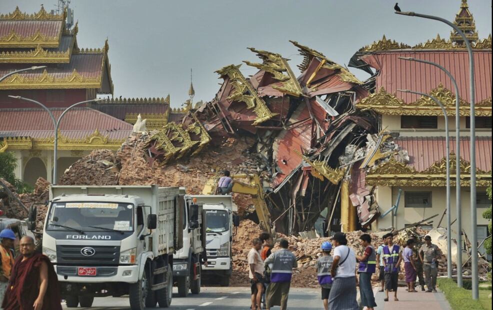 Lugareños y rescatistas trabajan en la búsqueda de supervivientes en el derrumbe de un edificio en Mandalay, Myanmar, el 29 de marzo de 2025. Foto: AP