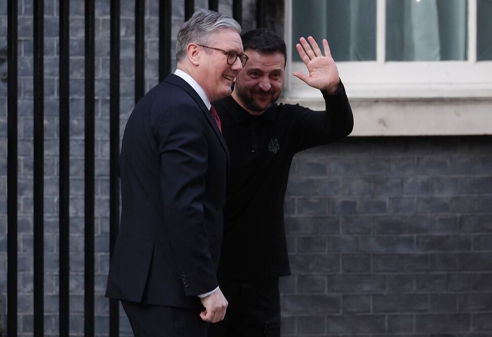 El primer ministro británico, Kier Starmer (izq.), saluda al presidente de Ucrania, Volodimir Zelensky (der.), antes de una reunión bilateral, en el número 10 de Downing Street, en Londres. Foto: EFE