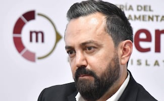 Arturo Ávila afirma que "Grandeza", libro de AMLO, le costó 100 pesos; entrega ejemplares a opositores