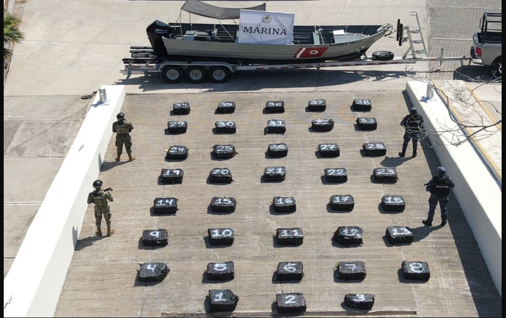 Elementos de la Secretaría de Marina aseguraron e impidieron el traslado de tonelada y media de presunta cocaína frente a las costas de Jalisco. Foto: especial