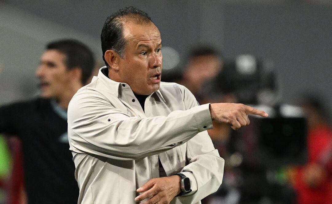 Juan Reynoso en partido con Perú - Foto: AFP