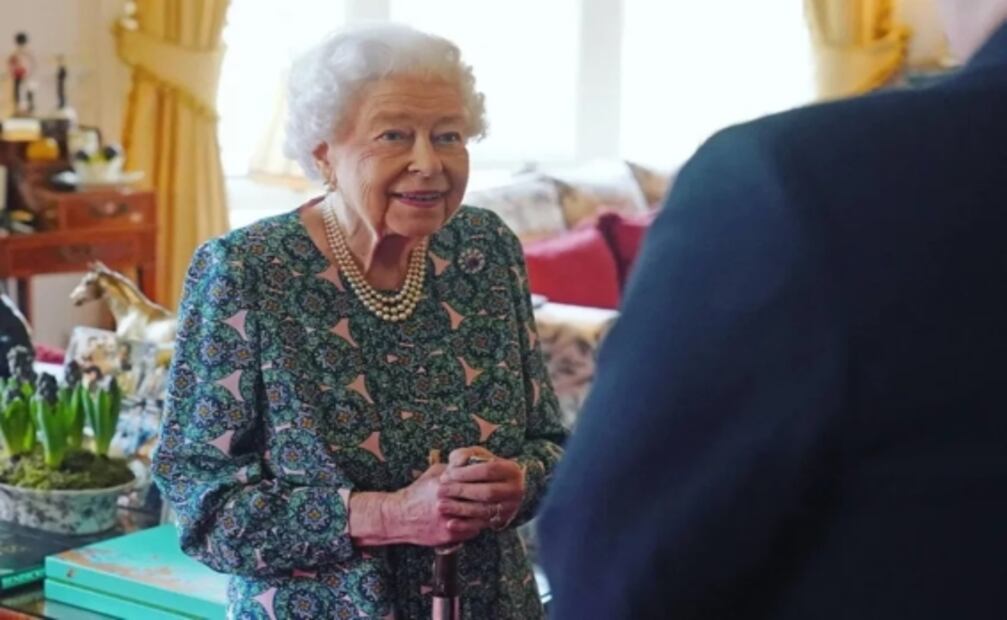 Preocupa estado de salud de la reina Isabel II: estaría en "silla de ruedas", dicen