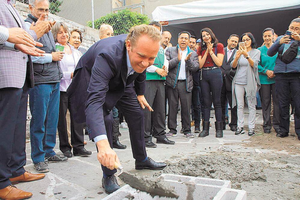 El alcalde Santiago Taboada colocó la primera piedra de las obras en General Manuel Rincón 142, en la colonia General Anaya. ESPECIAL