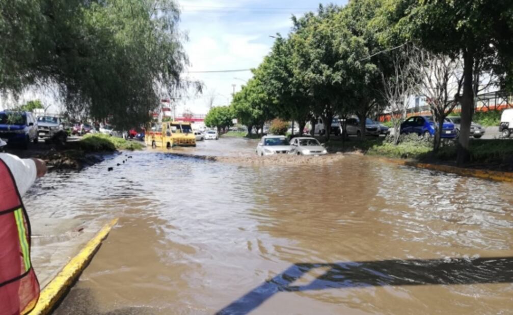 Continúan encharcamientos y caos vial en Ecatepec 