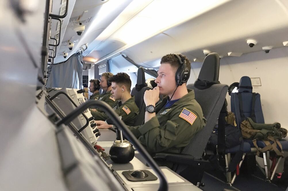 Elementos de Estados Unidos volaron ayer la aeronave P8-A Poseidon, como parte de las labores de rescate para localizar al submarino ARA San Juan. (CARLOS REYES. AFP)