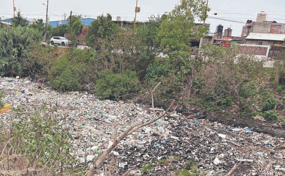 El canal está lleno de basura, hay hasta refrigeradores, dicen vecinos. Foto: Arturo Contreras/ EL UNIVERSAL