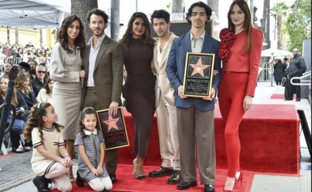 Los Jonas Brothers reciben su estrella en Hollywood junto a sus esposas e hijos