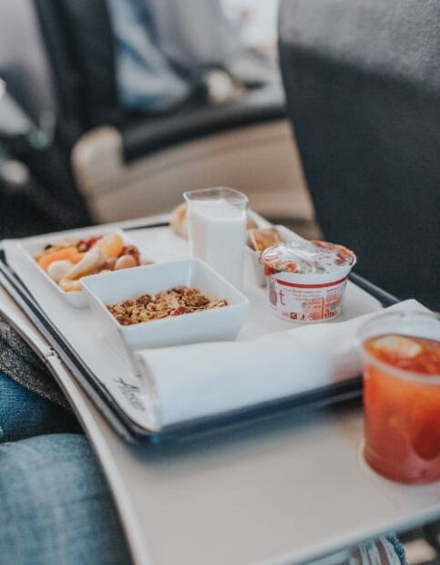 ¿Por qué se dice que la comida de los aviones es mala?