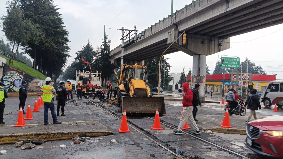 Un bache provocó el descarrilamiento del vagón de un tren de carga en Paseo Tolloca, Toluca. (Foto: especial)