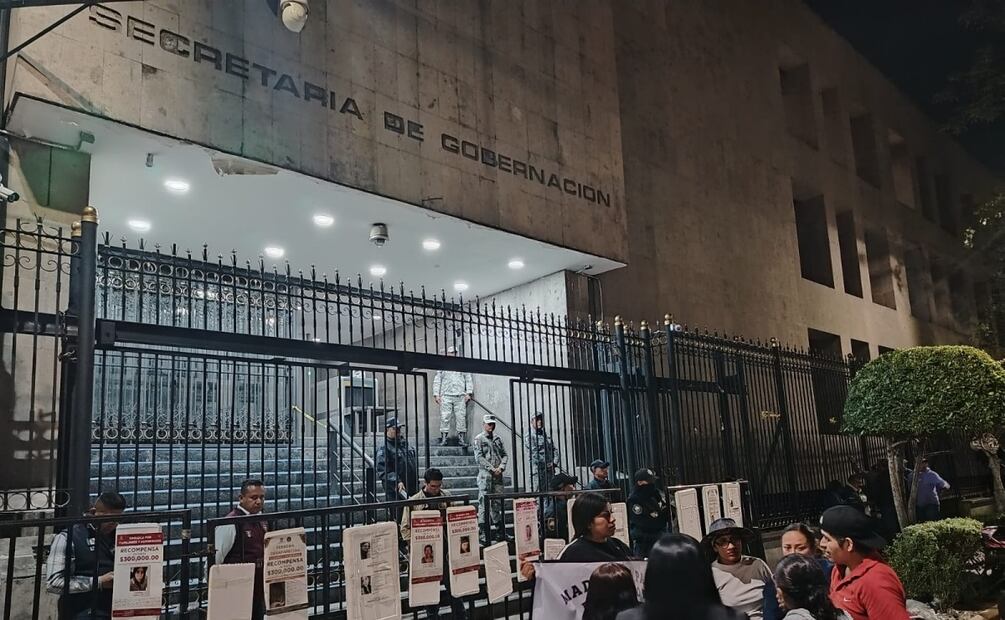 Familiares de personas desaparecidas se manifiestan afuera de la Secretaría de Gobernación en espera de respuesta a sus casos (28/10/2025). Foto: Eduardo Dina / EL UNIVERSAL