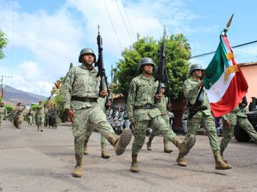 Desfila Ejército y Guardia Nacional en Aguililla, Michoacán, tierra de “El Mencho”
